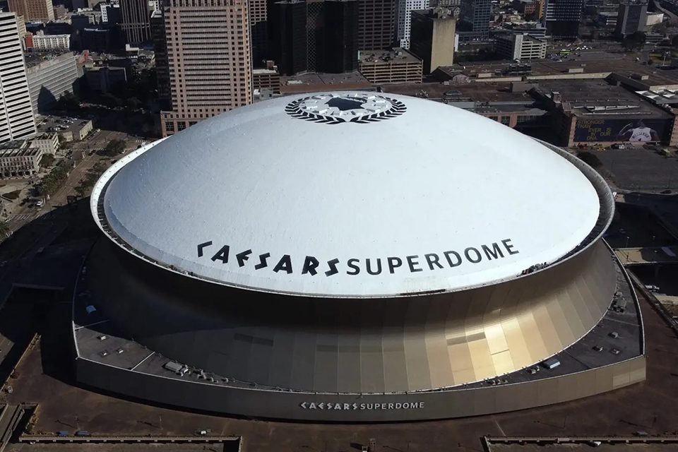 A large dome with the words " caesars superdome ".